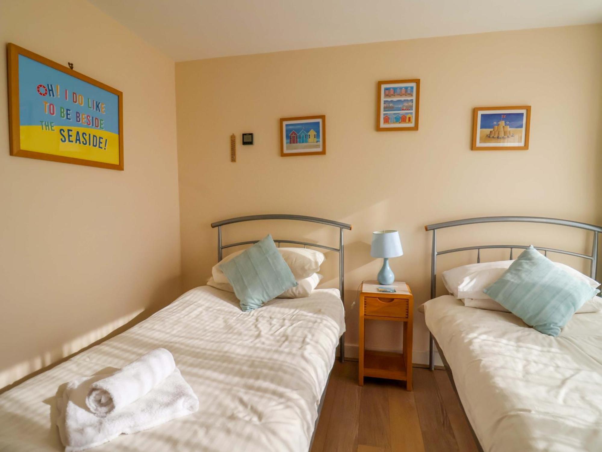 2 Driftwood Apartment West Bay